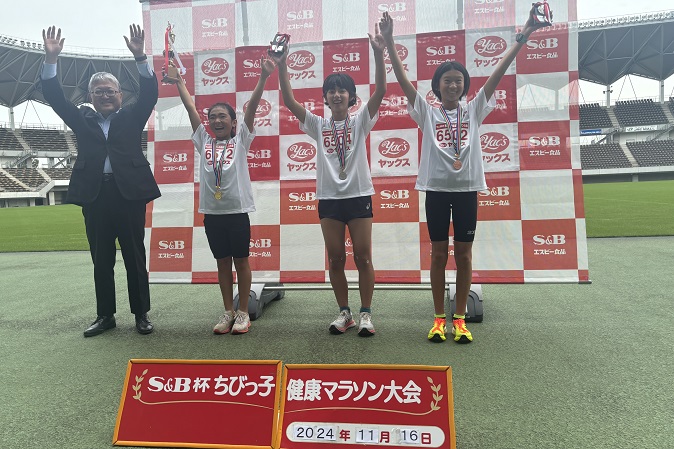 6年女子優勝は奥野さん、2位は中西さん、3位は小野寺さんでした。