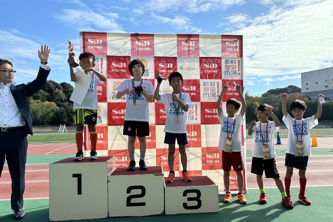 2年男子優勝は谷渕くん、スティーブンソンくん、松岡くん、高山くん、水落くん、北山くん。