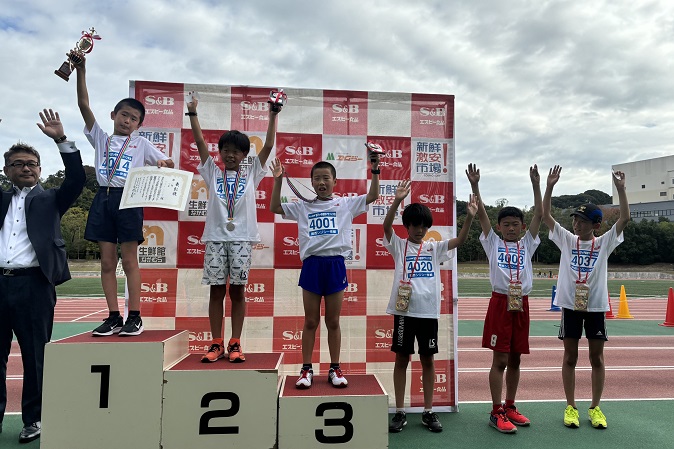 4年男子優勝は碓井くん、岡本くん、飯田くん、奥田くん、三木くん、近藤くん。