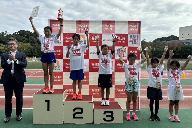 4年女子優勝は田中さん、小林さん、藤岡さん、岩永さん、八木さん、多田さん。
