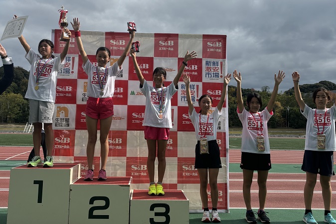 6年女子優勝は中田さん、高巣さん、谷垣さん、庵谷さん、小川さん、加藤さん。