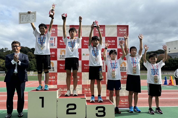 6年男子優勝は中田くん、長尾くん、芳山くん、畑中くん、蔦谷くん、吉原くん。