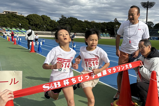 1年女子優勝は亀井さん（右）、2位の堅田さんと僅差の勝利。