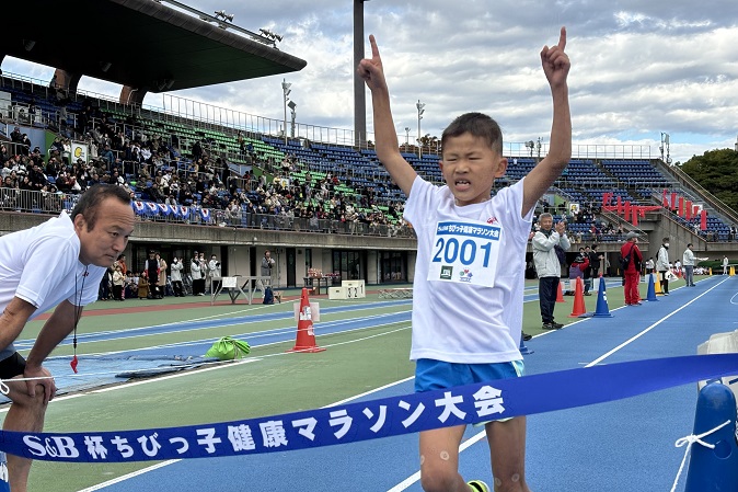 2年男子は西村くんが大会記録4秒更新。