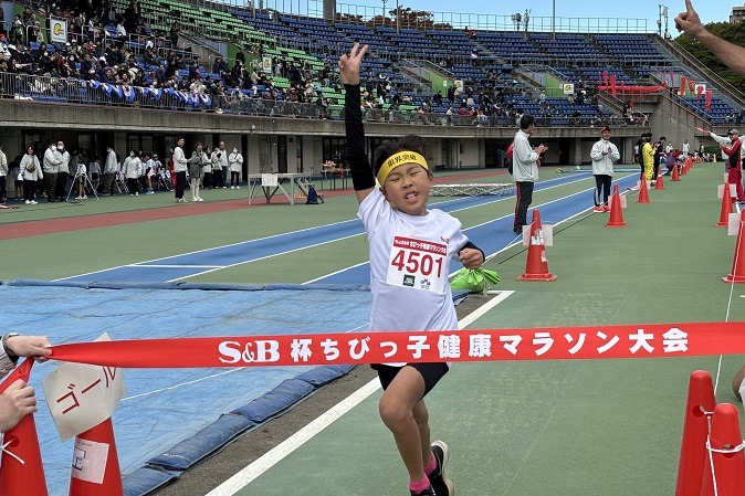 4年女子は畑中さんが好記録でゴール飛び込んだ。
