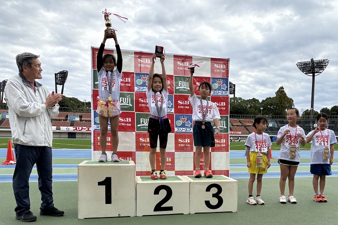 2年女子優勝は土持さん、津田さん、遠山さん、久野さん、吉田さん、立岡さん。