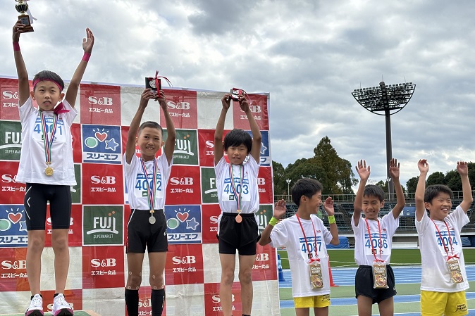 4年男子優勝は依田くん、西村くん、井山くん、久野大輝くん、久野一輝くん、花待くん。