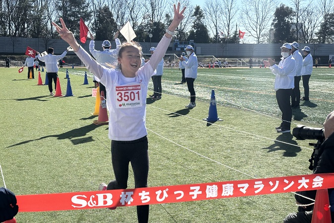 3年女子優勝は石射さんが笑顔でゴール。