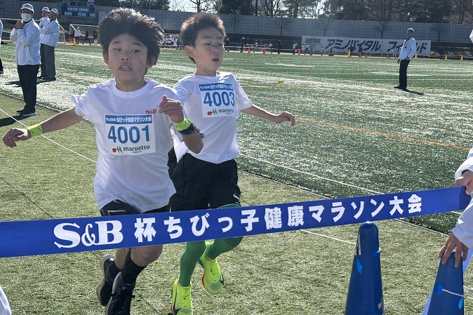 4年男子優勝は山上くん（左）2位は根本くんと接戦。