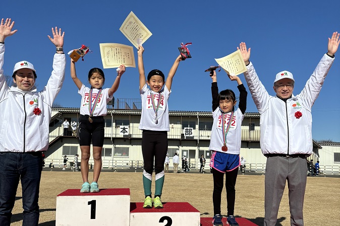 1年女子は大会新記録更新の山上さん、2位は岩岡さん、3位は堅田さんでした。
