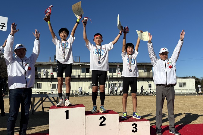 6年男子は2連覇の山上くん、2位は淺村くん、3位は鈴木くんでした。
