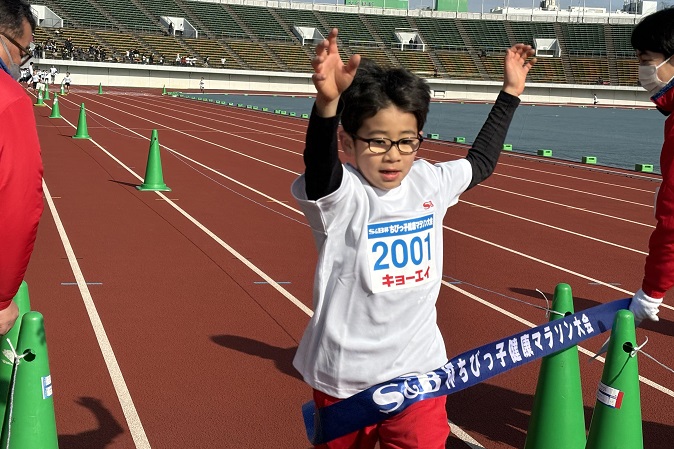2年男子優勝は山岸くん笑顔でゴール。