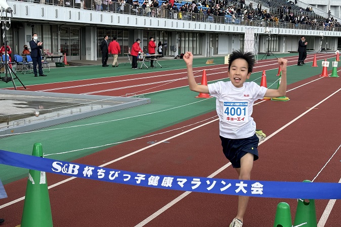 4年男子は山崎くんがガッツポーズでゴールイン。