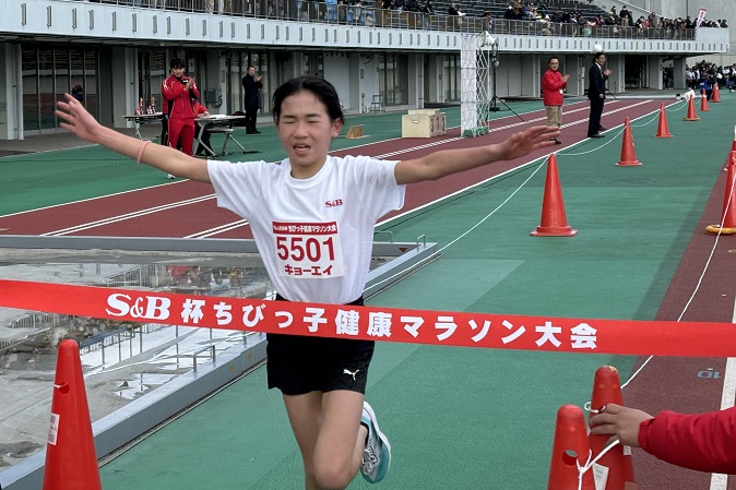 5年女子は村山玲奈さんがちびっ子歴代記録を塗り替えた。
