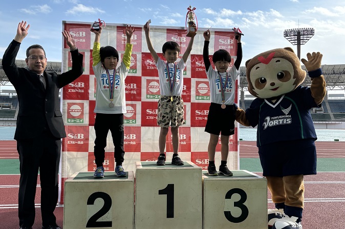 1年男子優勝は三橋くんが大会新、2位は北地くん、3位は髙井くんでした。
