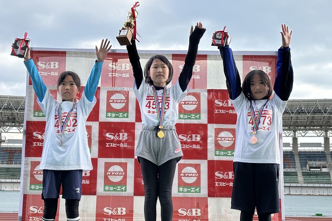 4年女子優勝は森さん、2位は新開さん、3位は松村さんでした。