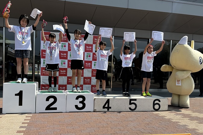 4年女子優勝は島田さん、松岡さん、平野さん、迫田さん、一色さん、藤原さん。