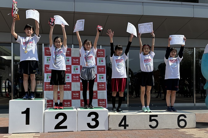 5年女子優勝は中矢さん、渡辺さん、北ケ市さん、一色さん、菅さん、相原さん。