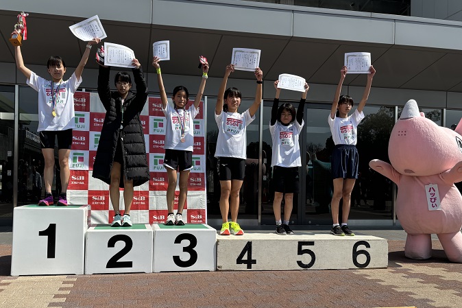 6年女子優勝は谷本さん、井上さん、矢野さん、中村さん、阪田さん、三好さん。