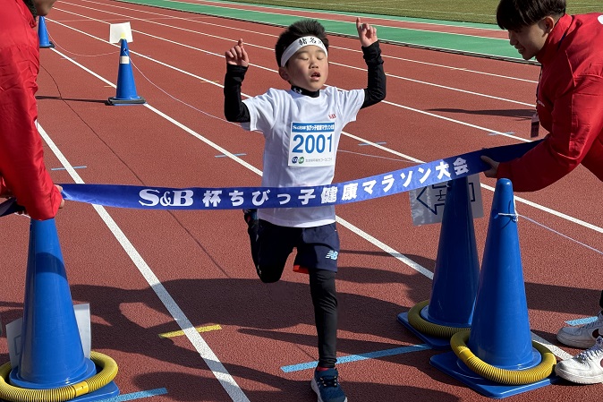 2年男子は山下くんが優勝のゴール。