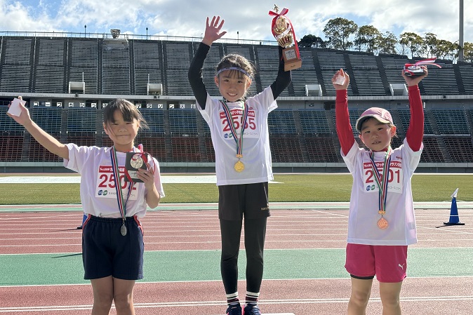 2年女子優勝は久森さん、2位は藤井さん、3位は山口さんでした。