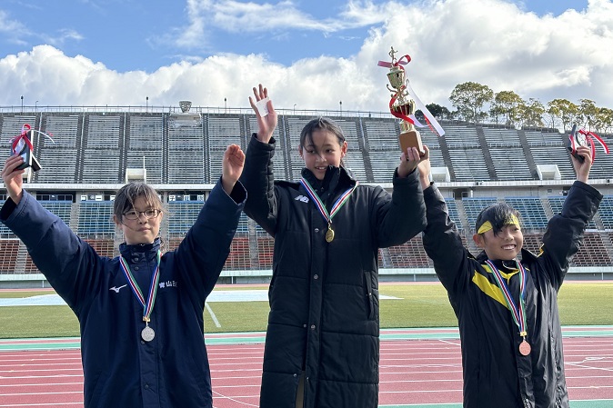 6年女子優勝は石田さん、2位は戸田さん、3位は名代さんでした。