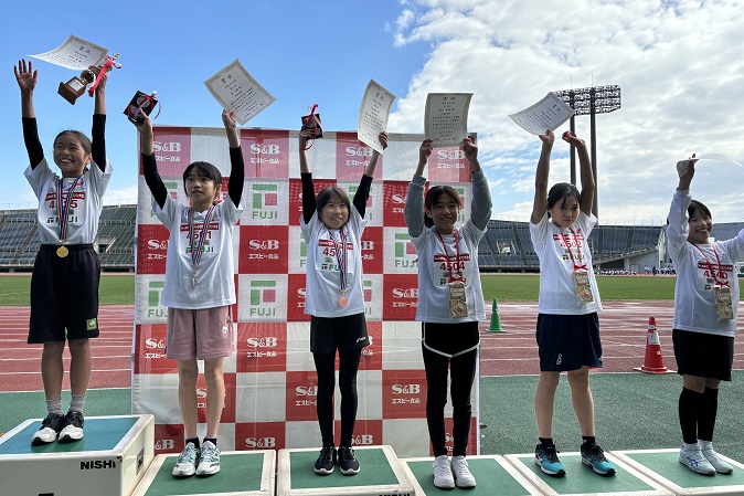 4年女子優勝は加地さん、辻さん、林さん、樋口さん、須崎さん、下岡さん。