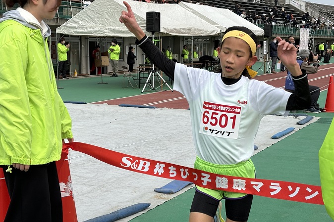 6年女子は北野さん大会新記録でゴールイン。