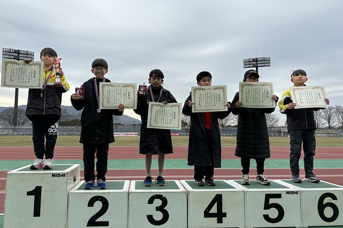 4年男子優勝は脇山くん、山田くん、山方くん、勅使川原くん、乙藤くん、辻くん。