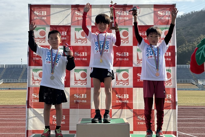 2年男子優勝は竹下くん、来田くん、3位は前くんでした。