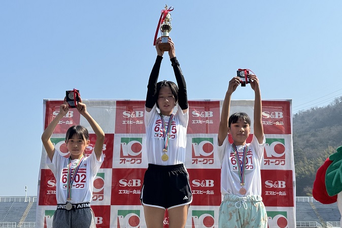 6年女子優勝は前部屋さん、2位は堀木さん、3位は弓出さんでした。