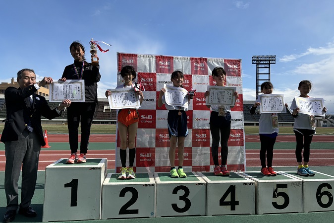 5年女子優勝は原さん、青木さん、山本さん、江見さん、神濃さん、地石さん。