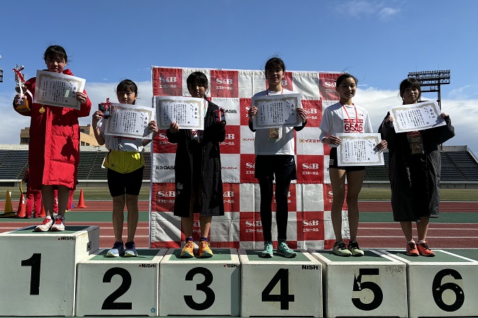 6年女子優勝は今西さん、森平さん、梶谷さん、望月さん、高巣さん、関さん。