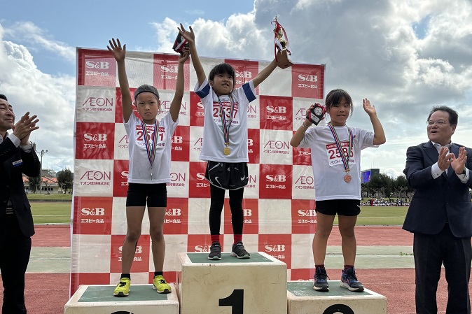 2年女子優勝は米須さん、2位は星田さん、3位は安村さんでした。