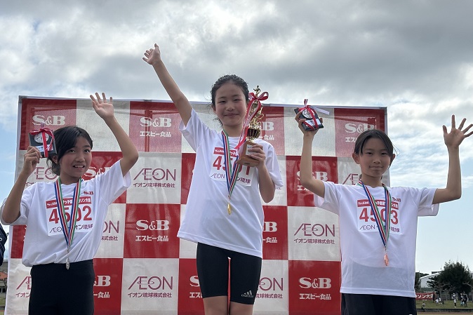 4年女子優勝は古堅さん、2位は花城さん、3位は島崎さんでした。