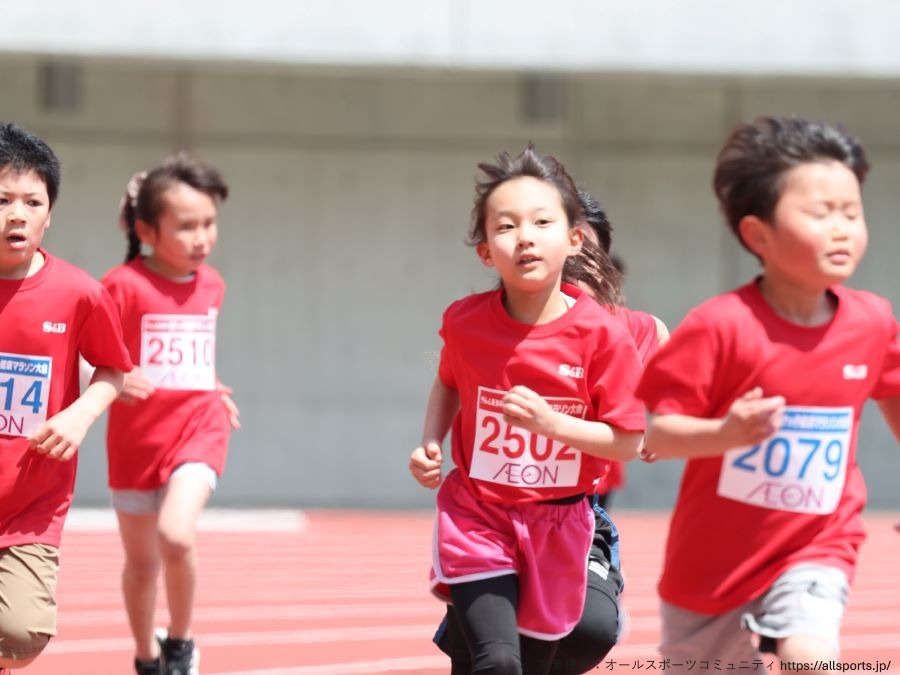 トラック内を一生懸命走る2年生！