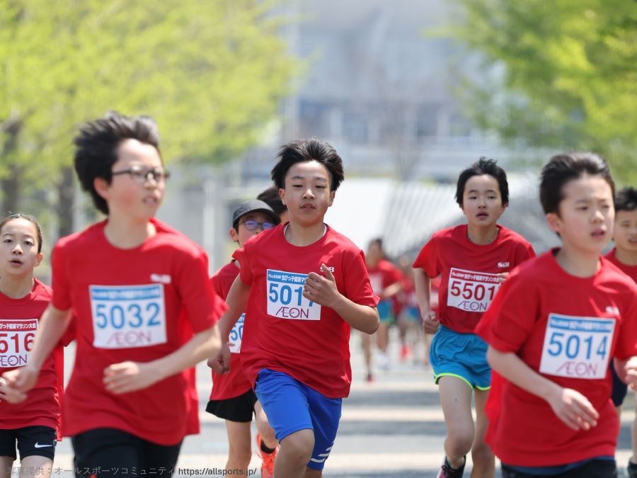 外周コースを一生懸命走る5年生！