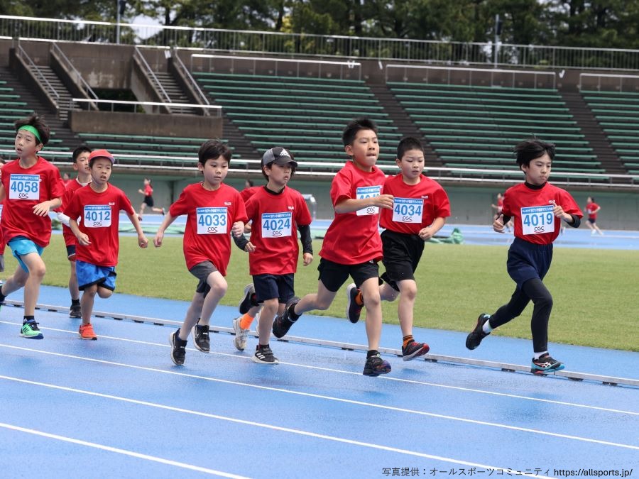 トラック内を一生懸命走る4年生！