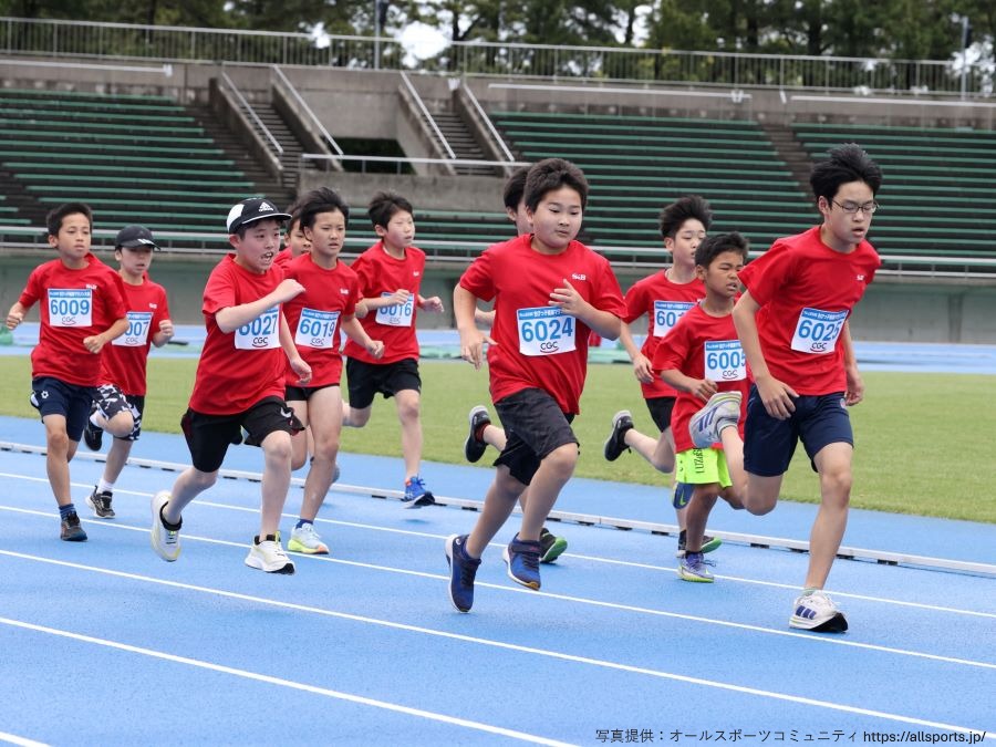 トラック内を元気よく走る6年生！