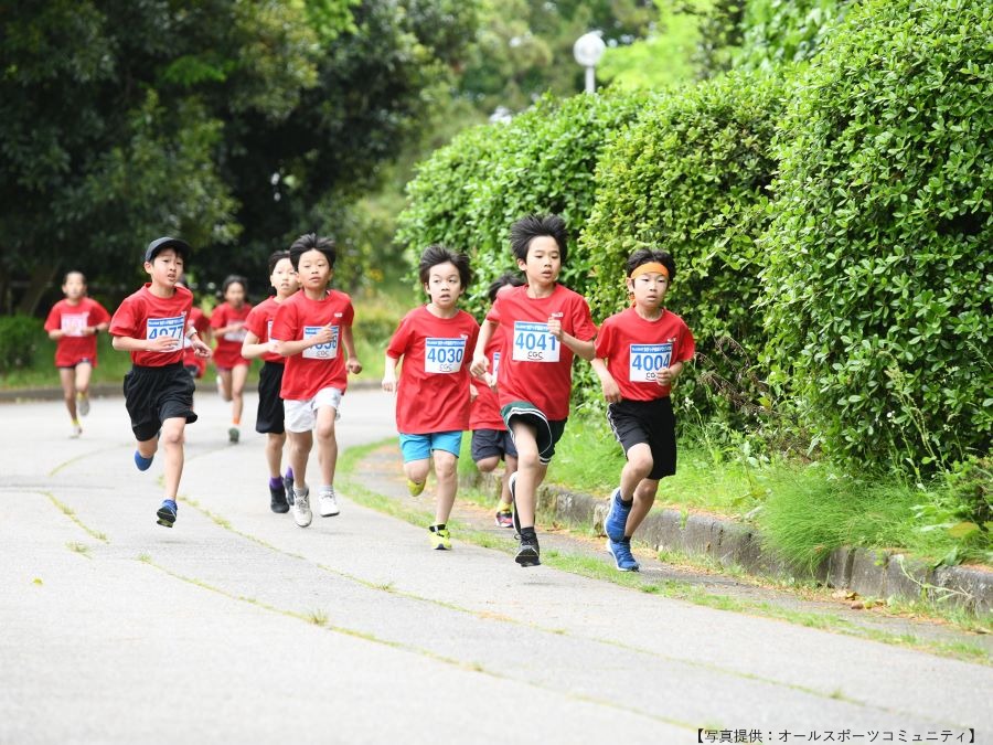 元気に外周コースを走る4年生