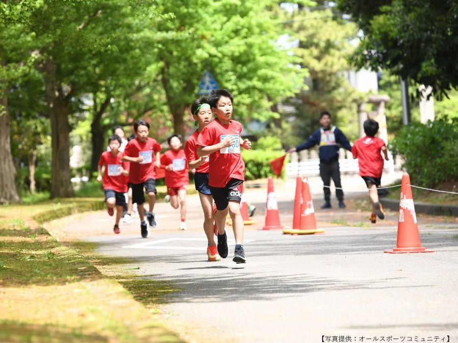 真剣に折り返しコースを走る5年生
