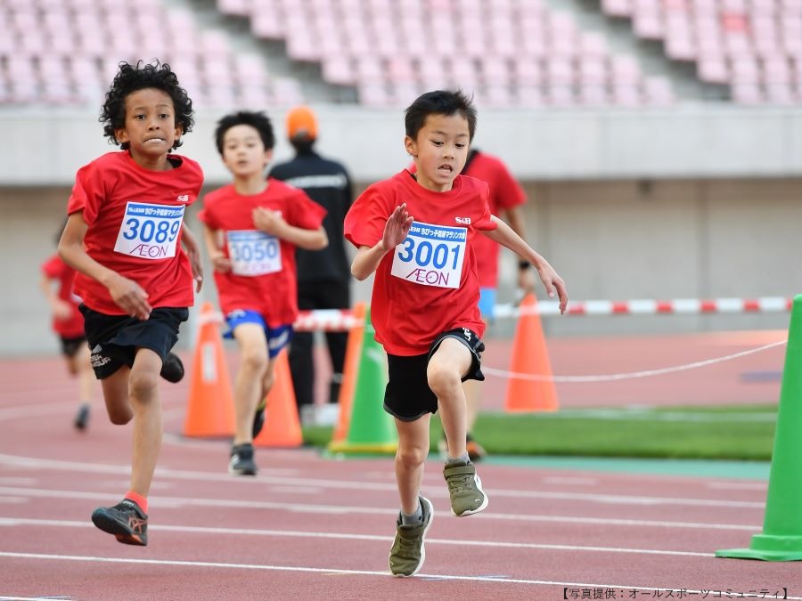 最後の100mをダッシュする3年生