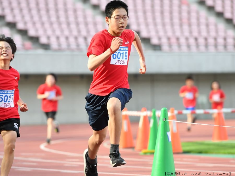 最後のダッシュをする6年生