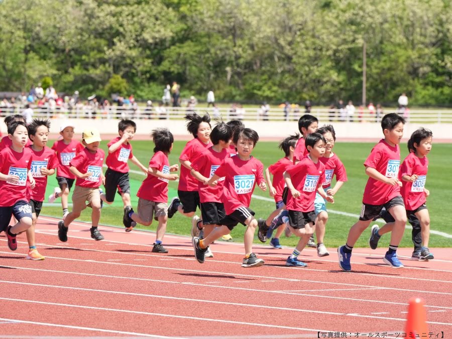 元気にトラックを走る3年生