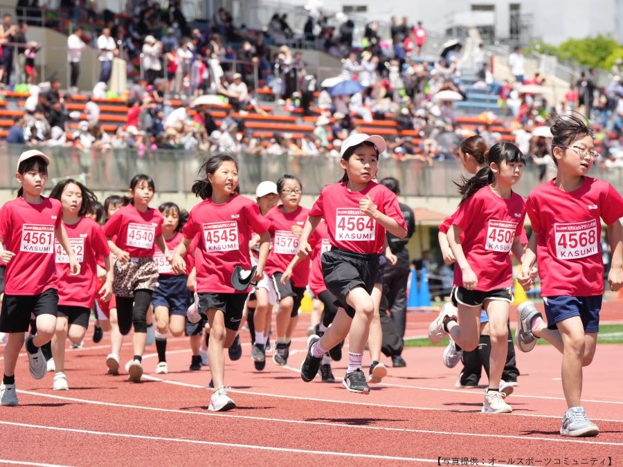 一生懸命トラックを走る4年生