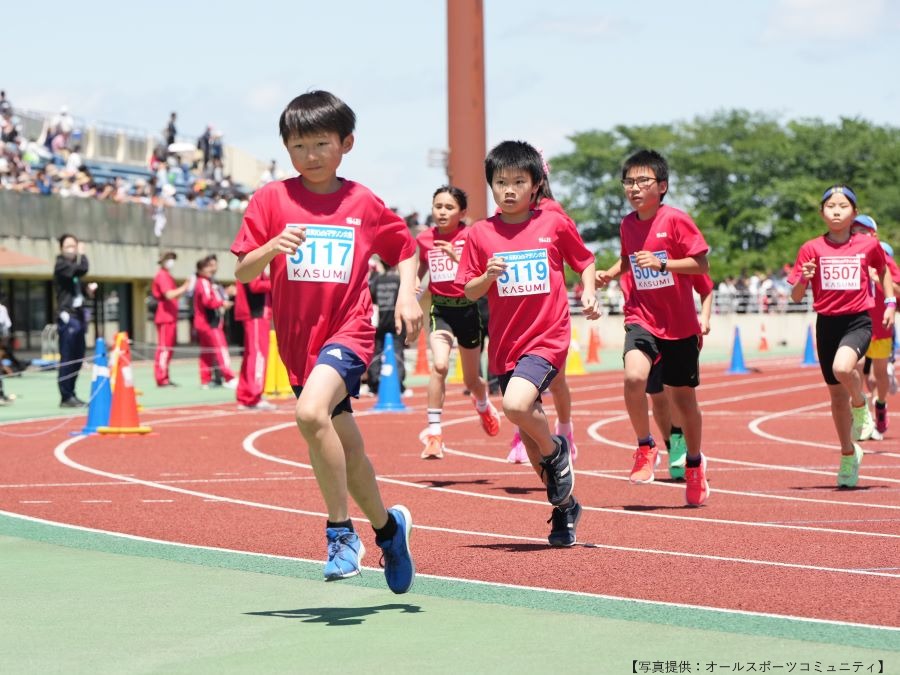 外周コースに向かって真剣に走る5年生