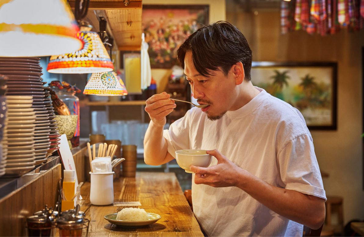 グリーンカレーを食べる宮尾祐平さん